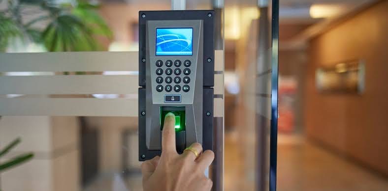 Keypad and fingerprint access terminal